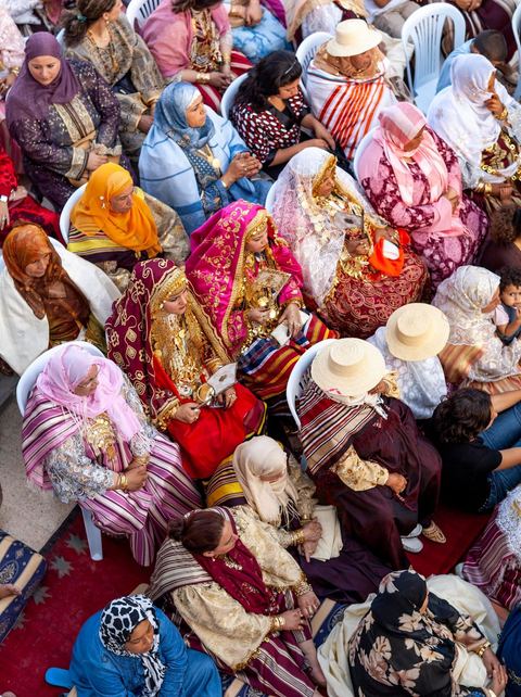 Lors d'un mariage traditionnel à Djerba, la soirée des femmes rassemble la communauté autour de la mariée, parée de la haajba, la tenue nuptiale djerbienne aux ornements précieux transmise de génération en génération. La musique est portée par des chanteuses et musiciens noirs, descendants des communautés subsahariennes établies sur l'île, qui animent la fête au son de la darbouka et du tambour, dans une tradition musicale propre au mariage djerbien.