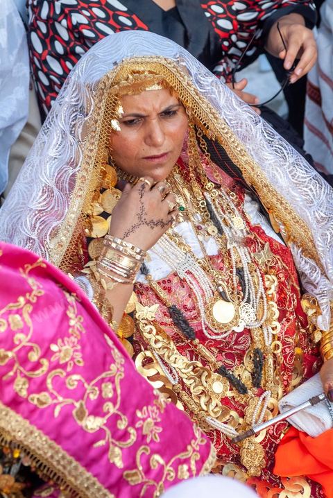 Lors d'un mariage traditionnel à Djerba, la soirée des femmes rassemble la communauté autour de la mariée, parée de la haajba, la tenue nuptiale djerbienne aux ornements précieux transmise de génération en génération. La musique est portée par des chanteuses et musiciens noirs, descendants des communautés subsahariennes établies sur l'île, qui animent la fête au son de la darbouka et du tambour, dans une tradition musicale propre au mariage djerbien.