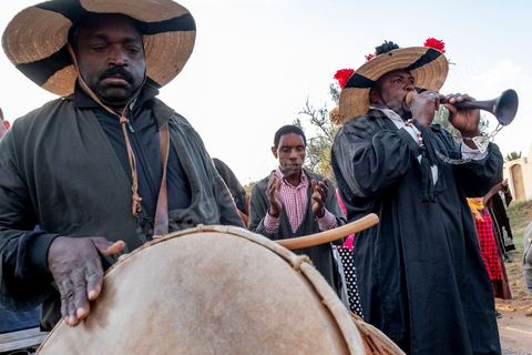 Avant le mariage, un cortège traverse les villages et la campagne de Djerba pour transporter le trousseau et les cadeaux offerts à la mariée, portés dans des couffins décorés. La marche est ouverte par des musiciens traditionnels, tambour et zokra en tête, qui annoncent le passage du cortège de maison en maison. Femmes et enfants du voisinage se joignent au passage, dans une ambiance de fête qui marque l'un des temps forts des préparatifs du mariage djerbien.