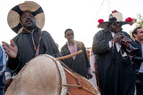Avant le mariage, un cortège traverse les villages et la campagne de Djerba pour transporter le trousseau et les cadeaux offerts à la mariée, portés dans des couffins décorés. La marche est ouverte par des musiciens traditionnels, tambour et zokra en tête, qui annoncent le passage du cortège de maison en maison. Femmes et enfants du voisinage se joignent au passage, dans une ambiance de fête qui marque l'un des temps forts des préparatifs du mariage djerbien.