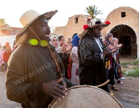 Avant le mariage, un cortège traverse les villages et la campagne de Djerba pour transporter le trousseau et les cadeaux offerts à la mariée, portés dans des couffins décorés. La marche est ouverte par des musiciens traditionnels, tambour et zokra en tête, qui annoncent le passage du cortège de maison en maison. Femmes et enfants du voisinage se joignent au passage, dans une ambiance de fête qui marque l'un des temps forts des préparatifs du mariage djerbien.