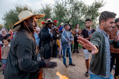 Avant le mariage, un cortège traverse les villages et la campagne de Djerba pour transporter le trousseau et les cadeaux offerts à la mariée, portés dans des couffins décorés. La marche est ouverte par des musiciens traditionnels, tambour et zokra en tête, qui annoncent le passage du cortège de maison en maison. Femmes et enfants du voisinage se joignent au passage, dans une ambiance de fête qui marque l'un des temps forts des préparatifs du mariage djerbien.