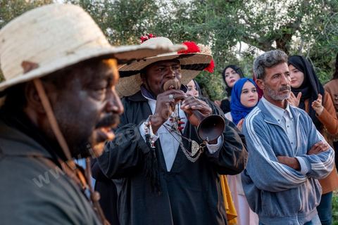 Avant le mariage, un cortège traverse les villages et la campagne de Djerba pour transporter le trousseau et les cadeaux offerts à la mariée, portés dans des couffins décorés. La marche est ouverte par des musiciens traditionnels, tambour et zokra en tête, qui annoncent le passage du cortège de maison en maison. Femmes et enfants du voisinage se joignent au passage, dans une ambiance de fête qui marque l'un des temps forts des préparatifs du mariage djerbien.