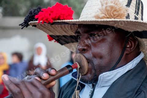 Avant le mariage, un cortège traverse les villages et la campagne de Djerba pour transporter le trousseau et les cadeaux offerts à la mariée, portés dans des couffins décorés. La marche est ouverte par des musiciens traditionnels, tambour et zokra en tête, qui annoncent le passage du cortège de maison en maison. Femmes et enfants du voisinage se joignent au passage, dans une ambiance de fête qui marque l'un des temps forts des préparatifs du mariage djerbien.