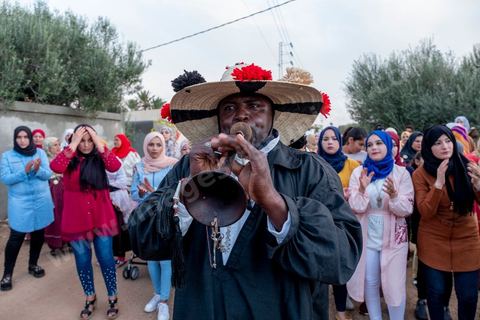 Avant le mariage, un cortège traverse les villages et la campagne de Djerba pour transporter le trousseau et les cadeaux offerts à la mariée, portés dans des couffins décorés. La marche est ouverte par des musiciens traditionnels, tambour et zokra en tête, qui annoncent le passage du cortège de maison en maison. Femmes et enfants du voisinage se joignent au passage, dans une ambiance de fête qui marque l'un des temps forts des préparatifs du mariage djerbien.