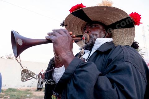 Avant le mariage, un cortège traverse les villages et la campagne de Djerba pour transporter le trousseau et les cadeaux offerts à la mariée, portés dans des couffins décorés. La marche est ouverte par des musiciens traditionnels, tambour et zokra en tête, qui annoncent le passage du cortège de maison en maison. Femmes et enfants du voisinage se joignent au passage, dans une ambiance de fête qui marque l'un des temps forts des préparatifs du mariage djerbien.