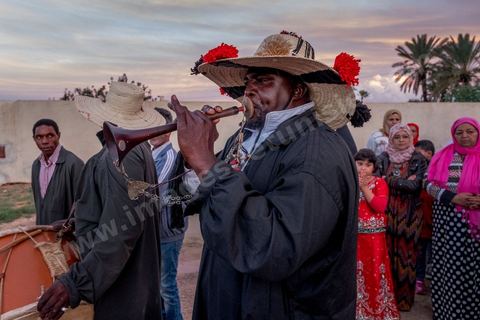 Avant le mariage, un cortège traverse les villages et la campagne de Djerba pour transporter le trousseau et les cadeaux offerts à la mariée, portés dans des couffins décorés. La marche est ouverte par des musiciens traditionnels, tambour et zokra en tête, qui annoncent le passage du cortège de maison en maison. Femmes et enfants du voisinage se joignent au passage, dans une ambiance de fête qui marque l'un des temps forts des préparatifs du mariage djerbien.