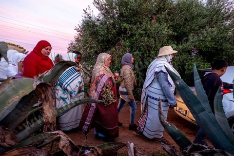 Avant le mariage, un cortège traverse les villages et la campagne de Djerba pour transporter le trousseau et les cadeaux offerts à la mariée, portés dans des couffins décorés. La marche est ouverte par des musiciens traditionnels, tambour et zokra en tête, qui annoncent le passage du cortège de maison en maison. Femmes et enfants du voisinage se joignent au passage, dans une ambiance de fête qui marque l'un des temps forts des préparatifs du mariage djerbien.