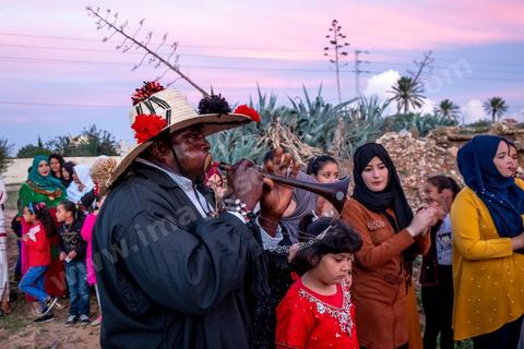 Avant le mariage, un cortège traverse les villages et la campagne de Djerba pour transporter le trousseau et les cadeaux offerts à la mariée, portés dans des couffins décorés. La marche est ouverte par des musiciens traditionnels, tambour et zokra en tête, qui annoncent le passage du cortège de maison en maison. Femmes et enfants du voisinage se joignent au passage, dans une ambiance de fête qui marque l'un des temps forts des préparatifs du mariage djerbien.