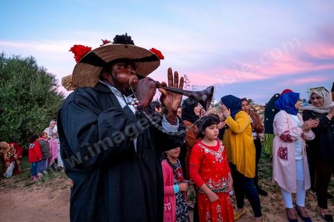 Avant le mariage, un cortège traverse les villages et la campagne de Djerba pour transporter le trousseau et les cadeaux offerts à la mariée, portés dans des couffins décorés. La marche est ouverte par des musiciens traditionnels, tambour et zokra en tête, qui annoncent le passage du cortège de maison en maison. Femmes et enfants du voisinage se joignent au passage, dans une ambiance de fête qui marque l'un des temps forts des préparatifs du mariage djerbien.