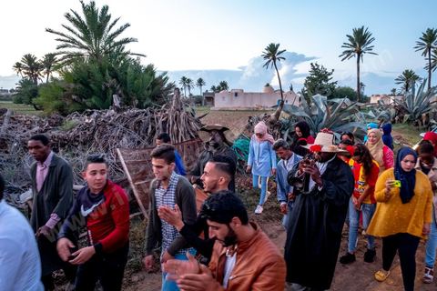 Avant le mariage, un cortège traverse les villages et la campagne de Djerba pour transporter le trousseau et les cadeaux offerts à la mariée, portés dans des couffins décorés. La marche est ouverte par des musiciens traditionnels, tambour et zokra en tête, qui annoncent le passage du cortège de maison en maison. Femmes et enfants du voisinage se joignent au passage, dans une ambiance de fête qui marque l'un des temps forts des préparatifs du mariage djerbien.