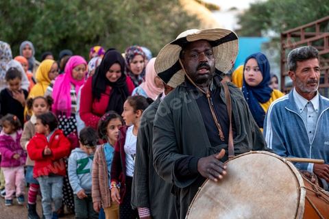 Avant le mariage, un cortège traverse les villages et la campagne de Djerba pour transporter le trousseau et les cadeaux offerts à la mariée, portés dans des couffins décorés. La marche est ouverte par des musiciens traditionnels, tambour et zokra en tête, qui annoncent le passage du cortège de maison en maison. Femmes et enfants du voisinage se joignent au passage, dans une ambiance de fête qui marque l'un des temps forts des préparatifs du mariage djerbien.