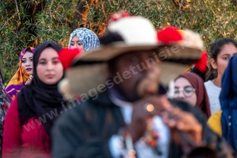 Avant le mariage, un cortège traverse les villages et la campagne de Djerba pour transporter le trousseau et les cadeaux offerts à la mariée, portés dans des couffins décorés. La marche est ouverte par des musiciens traditionnels, tambour et zokra en tête, qui annoncent le passage du cortège de maison en maison. Femmes et enfants du voisinage se joignent au passage, dans une ambiance de fête qui marque l'un des temps forts des préparatifs du mariage djerbien.