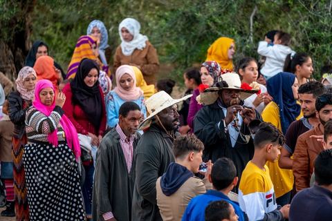 Avant le mariage, un cortège traverse les villages et la campagne de Djerba pour transporter le trousseau et les cadeaux offerts à la mariée, portés dans des couffins décorés. La marche est ouverte par des musiciens traditionnels, tambour et zokra en tête, qui annoncent le passage du cortège de maison en maison. Femmes et enfants du voisinage se joignent au passage, dans une ambiance de fête qui marque l'un des temps forts des préparatifs du mariage djerbien.