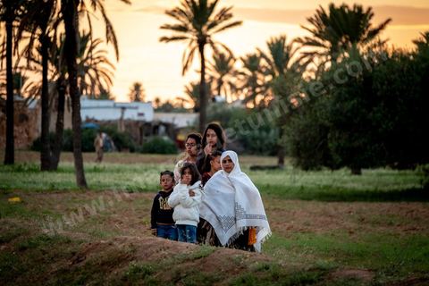 Avant le mariage, un cortège traverse les villages et la campagne de Djerba pour transporter le trousseau et les cadeaux offerts à la mariée, portés dans des couffins décorés. La marche est ouverte par des musiciens traditionnels, tambour et zokra en tête, qui annoncent le passage du cortège de maison en maison. Femmes et enfants du voisinage se joignent au passage, dans une ambiance de fête qui marque l'un des temps forts des préparatifs du mariage djerbien.