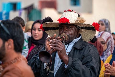 Avant le mariage, un cortège traverse les villages et la campagne de Djerba pour transporter le trousseau et les cadeaux offerts à la mariée, portés dans des couffins décorés. La marche est ouverte par des musiciens traditionnels, tambour et zokra en tête, qui annoncent le passage du cortège de maison en maison. Femmes et enfants du voisinage se joignent au passage, dans une ambiance de fête qui marque l'un des temps forts des préparatifs du mariage djerbien.