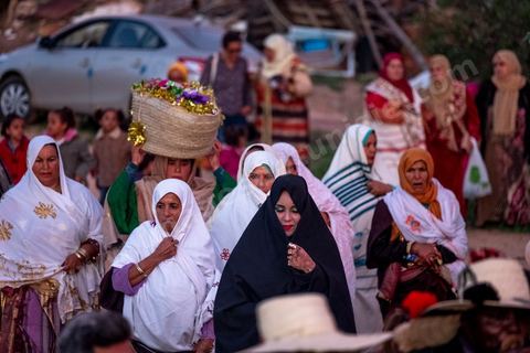 Avant le mariage, un cortège traverse les villages et la campagne de Djerba pour transporter le trousseau et les cadeaux offerts à la mariée, portés dans des couffins décorés. La marche est ouverte par des musiciens traditionnels, tambour et zokra en tête, qui annoncent le passage du cortège de maison en maison. Femmes et enfants du voisinage se joignent au passage, dans une ambiance de fête qui marque l'un des temps forts des préparatifs du mariage djerbien.