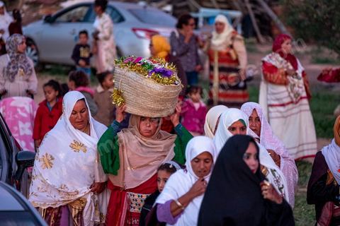 Avant le mariage, un cortège traverse les villages et la campagne de Djerba pour transporter le trousseau et les cadeaux offerts à la mariée, portés dans des couffins décorés. La marche est ouverte par des musiciens traditionnels, tambour et zokra en tête, qui annoncent le passage du cortège de maison en maison. Femmes et enfants du voisinage se joignent au passage, dans une ambiance de fête qui marque l'un des temps forts des préparatifs du mariage djerbien.