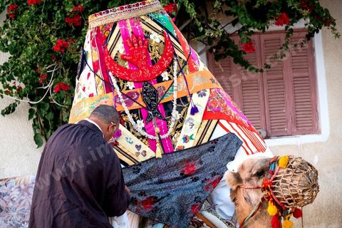 Lors du mariage traditionnel djerbien, un dromadaire orné du jahfa, une sorte de palanquin richement décoré, est envoyé par la famille du marié pour venir chercher la mariée. Les tissus colorés sont brodés de symboles protecteurs, la main de Fatma et le poisson, censés éloigner le mauvais œil sur ce moment de passage entre les deux familles. La mariée y prend place, ne devant pas poser le pied à terre, pour être conduite jusqu'à son nouveau foyer, escortée par les proches et les enfants du village.