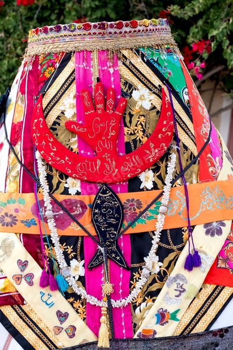 Lors du mariage traditionnel djerbien, un dromadaire orné du jahfa, une sorte de palanquin richement décoré, est envoyé par la famille du marié pour venir chercher la mariée. Les tissus colorés sont brodés de symboles protecteurs, la main de Fatma et le poisson, censés éloigner le mauvais œil sur ce moment de passage entre les deux familles. La mariée y prend place, ne devant pas poser le pied à terre, pour être conduite jusqu'à son nouveau foyer, escortée par les proches et les enfants du village.