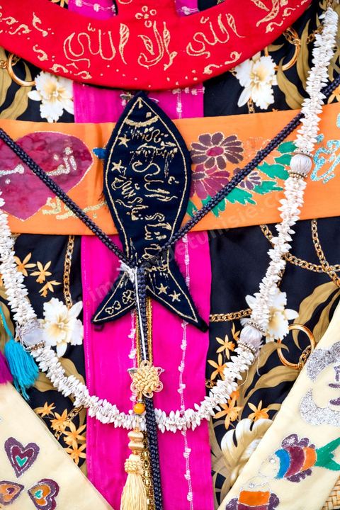 Lors du mariage traditionnel djerbien, un dromadaire orné du jahfa, une sorte de palanquin richement décoré, est envoyé par la famille du marié pour venir chercher la mariée. Les tissus colorés sont brodés de symboles protecteurs, la main de Fatma et le poisson, censés éloigner le mauvais œil sur ce moment de passage entre les deux familles. La mariée y prend place, ne devant pas poser le pied à terre, pour être conduite jusqu'à son nouveau foyer, escortée par les proches et les enfants du village.