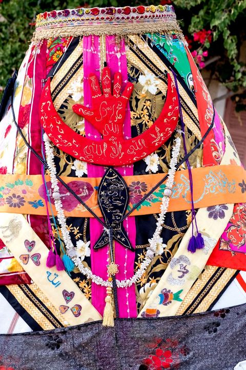 Lors du mariage traditionnel djerbien, un dromadaire orné du jahfa, une sorte de palanquin richement décoré, est envoyé par la famille du marié pour venir chercher la mariée. Les tissus colorés sont brodés de symboles protecteurs, la main de Fatma et le poisson, censés éloigner le mauvais œil sur ce moment de passage entre les deux familles. La mariée y prend place, ne devant pas poser le pied à terre, pour être conduite jusqu'à son nouveau foyer, escortée par les proches et les enfants du village.