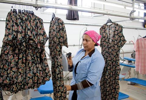 Repassage de vètements à la Sté DITEX usine de textiles à la Soukra à Tunis