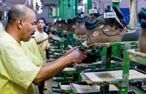 Atelier de confection de chaussures de sécurité dasn les unités de production de Jal Groupe à Menzel Bouzelfa en Tunisie. Né en 2005, à la suite de la fusion des sociétés liées aux marques JALLATTE, AIMONT, LUPOS, ALMAR, AUDA, JAL Group est le n°1 absolu en Europe pour la production et la commercialisation de chaussures de sécurité professionnelles.