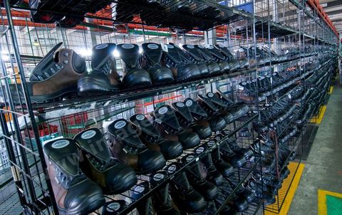 Atelier de confection de chaussures de sécurité dasn les unités de production de Jal Groupe à Menzel Bouzelfa en Tunisie. Né en 2005, à la suite de la fusion des sociétés liées aux marques JALLATTE, AIMONT, LUPOS, ALMAR, AUDA, JAL Group est le n°1 absolu en Europe pour la production et la commercialisation de chaussures de sécurité professionnelles.