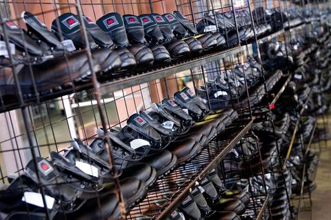 Atelier de confection de chaussures de sécurité dasn les unités de production de Jal Groupe à Menzel Bouzelfa en Tunisie. Né en 2005, à la suite de la fusion des sociétés liées aux marques JALLATTE, AIMONT, LUPOS, ALMAR, AUDA, JAL Group est le n°1 absolu en Europe pour la production et la commercialisation de chaussures de sécurité professionnelles.