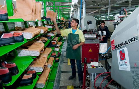 Atelier de confection de chaussures de sécurité dasn les unités de production de Jal Groupe à Menzel Bouzelfa en Tunisie. Né en 2005, à la suite de la fusion des sociétés liées aux marques JALLATTE, AIMONT, LUPOS, ALMAR, AUDA, JAL Group est le n°1 absolu en Europe pour la production et la commercialisation de chaussures de sécurité professionnelles.