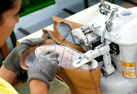 Atelier de confection de chaussures de sécurité dasn les unités de production de Jal Groupe à Menzel Bouzelfa en Tunisie. Né en 2005, à la suite de la fusion des sociétés liées aux marques JALLATTE, AIMONT, LUPOS, ALMAR, AUDA, JAL Group est le n°1 absolu en Europe pour la production et la commercialisation de chaussures de sécurité professionnelles.