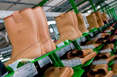 Atelier de confection de chaussures de sécurité dasn les unités de production de Jal Groupe à Menzel Bouzelfa en Tunisie. Né en 2005, à la suite de la fusion des sociétés liées aux marques JALLATTE, AIMONT, LUPOS, ALMAR, AUDA, JAL Group est le n°1 absolu en Europe pour la production et la commercialisation de chaussures de sécurité professionnelles.