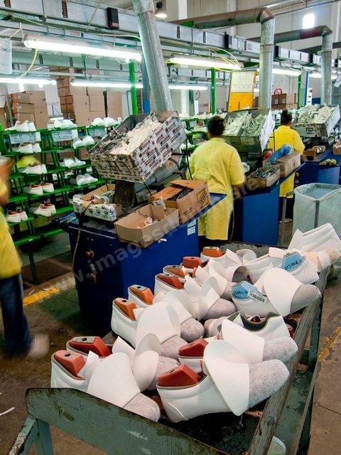 Atelier de confection de chaussures de sécurité dasn les unités de production de Jal Groupe à Menzel Bouzelfa en Tunisie. Né en 2005, à la suite de la fusion des sociétés liées aux marques JALLATTE, AIMONT, LUPOS, ALMAR, AUDA, JAL Group est le n°1 absolu en Europe pour la production et la commercialisation de chaussures de sécurité professionnelles.