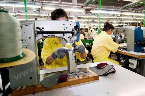 Atelier de confection de chaussures de sécurité dasn les unités de production de Jal Groupe à Menzel Bouzelfa en Tunisie. Né en 2005, à la suite de la fusion des sociétés liées aux marques JALLATTE, AIMONT, LUPOS, ALMAR, AUDA, JAL Group est le n°1 absolu en Europe pour la production et la commercialisation de chaussures de sécurité professionnelles.