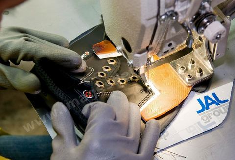 Atelier de confection de chaussures de sécurité dasn les unités de production de Jal Groupe à Menzel Bouzelfa en Tunisie. Né en 2005, à la suite de la fusion des sociétés liées aux marques JALLATTE, AIMONT, LUPOS, ALMAR, AUDA, JAL Group est le n°1 absolu en Europe pour la production et la commercialisation de chaussures de sécurité professionnelles.