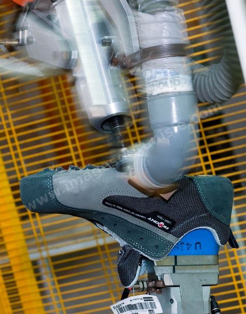 Atelier de confection de chaussures de sécurité dasn les unités de production de Jal Groupe à Menzel Bouzelfa en Tunisie. Né en 2005, à la suite de la fusion des sociétés liées aux marques JALLATTE, AIMONT, LUPOS, ALMAR, AUDA, JAL Group est le n°1 absolu en Europe pour la production et la commercialisation de chaussures de sécurité professionnelles.