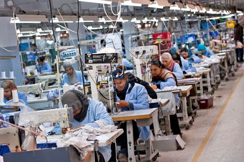 Usine Isalys à Sfax, atelier de confection de lingerie féminine notamment de la marque de lingerie Lejaby. Mais Isalys sous traite aussi pour Barbara, Aubade, Etam, Rassurel, Decathlon, Go Sport, ...