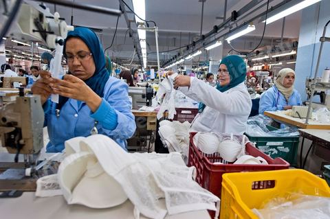 Usine Isalys à Sfax, atelier de confection de lingerie féminine notamment de la marque de lingerie Lejaby. Mais Isalys sous traite aussi pour Barbara, Aubade, Etam, Rassurel, Decathlon, Go Sport, ...