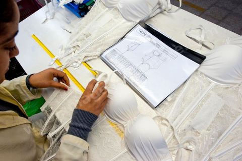 Usine Isalys à Sfax, atelier de confection de lingerie féminine notamment de la marque de lingerie Lejaby. Mais Isalys sous traite aussi pour Barbara, Aubade, Etam, Rassurel, Decathlon, Go Sport, ...