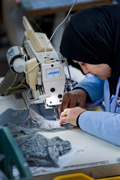 Usine Isalys à Sfax, atelier de confection de lingerie féminine notamment de la marque de lingerie Lejaby. Mais Isalys sous traite aussi pour Barbara, Aubade, Etam, Rassurel, Decathlon, Go Sport, ...
