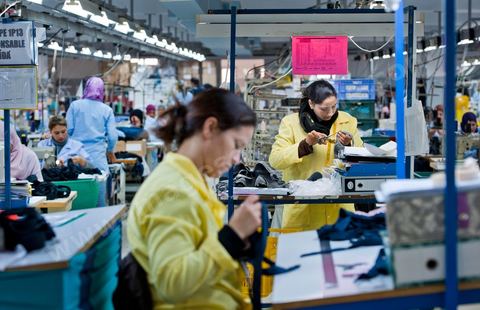 Usine Isalys à Sfax, atelier de confection de lingerie féminine notamment de la marque de lingerie Lejaby. Mais Isalys sous traite aussi pour Barbara, Aubade, Etam, Rassurel, Decathlon, Go Sport, ...