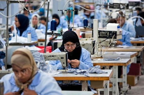 Usine Isalys à Sfax, atelier de confection de lingerie féminine notamment de la marque de lingerie Lejaby. Mais Isalys sous traite aussi pour Barbara, Aubade, Etam, Rassurel, Decathlon, Go Sport, ...