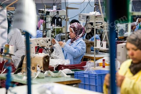 Usine Isalys à Sfax, atelier de confection de lingerie féminine notamment de la marque de lingerie Lejaby. Mais Isalys sous traite aussi pour Barbara, Aubade, Etam, Rassurel, Decathlon, Go Sport, ...
