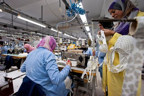 Usine Isalys à Sfax, atelier de confection de lingerie féminine notamment de la marque de lingerie Lejaby. Mais Isalys sous traite aussi pour Barbara, Aubade, Etam, Rassurel, Decathlon, Go Sport, ...