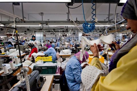 Usine Isalys à Sfax, atelier de confection de lingerie féminine notamment de la marque de lingerie Lejaby. Mais Isalys sous traite aussi pour Barbara, Aubade, Etam, Rassurel, Decathlon, Go Sport, ...