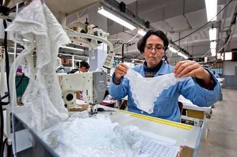Usine Isalys à Sfax, atelier de confection de lingerie féminine notamment de la marque de lingerie Lejaby. Mais Isalys sous traite aussi pour Barbara, Aubade, Etam, Rassurel, Decathlon, Go Sport, ...