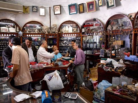 Bijouterie juive La Coupole. Au coeur des souks de la medina de Houmt Souk, le quartier des bijoutiers est tenu par les juifs - a djerba les bijoux en or des juifs sont utlisés par les femmes musulman au quotidien.