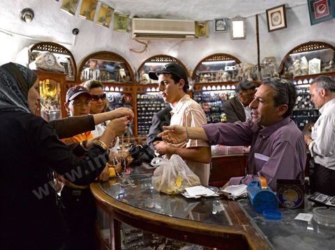 Bijouterie juive La Coupole. Au coeur des souks de la medina de Houmt Souk, le quartier des bijoutiers est tenu par les juifs - a djerba les bijoux en or des juifs sont utlisés par les femmes musulman au quotidien.