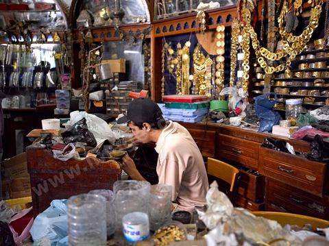 Bijouterie juive La Coupole. Au coeur des souks de la medina de Houmt Souk, le quartier des bijoutiers est tenu par les juifs - a djerba les bijoux en or des juifs sont utlisés par les femmes musulman au quotidien.